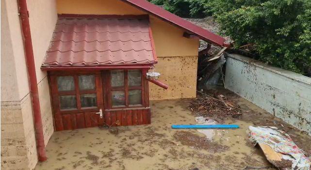 Viitură la Buşteni: cel mai circulat drum din ţară blocat, 50 de case şi un magazin, inundate 717663