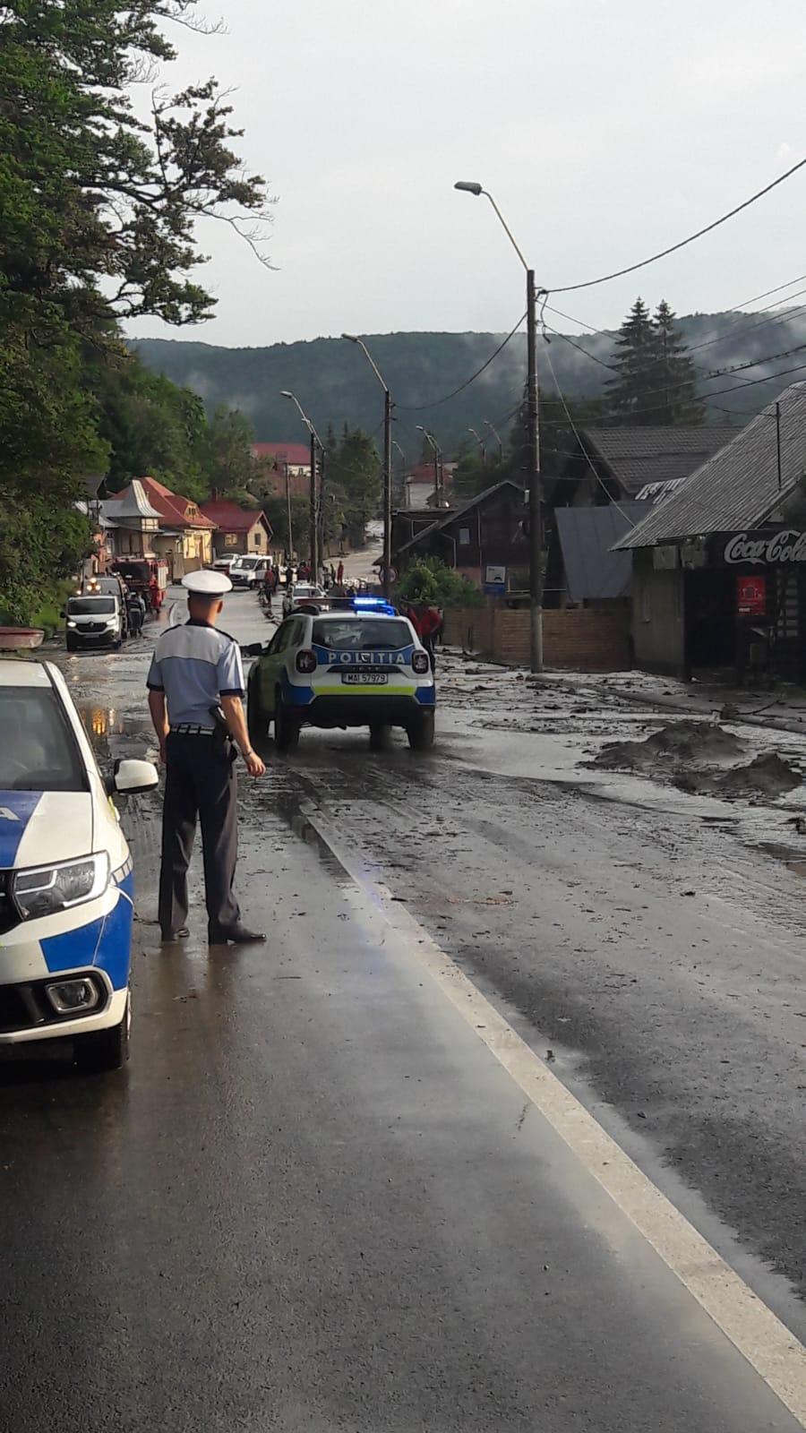 Inundaţii şi viituri de proporţii în ţară. Drumuri distruse, apă în case şi oameni scoşi pe braţe de pompieri 717643