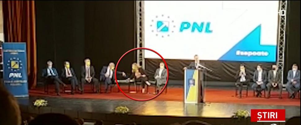 Roberta Anastase a căzut la o reuniune a PNL, după ce scaunul pe care stătea s-a rupt sub ea 717704
