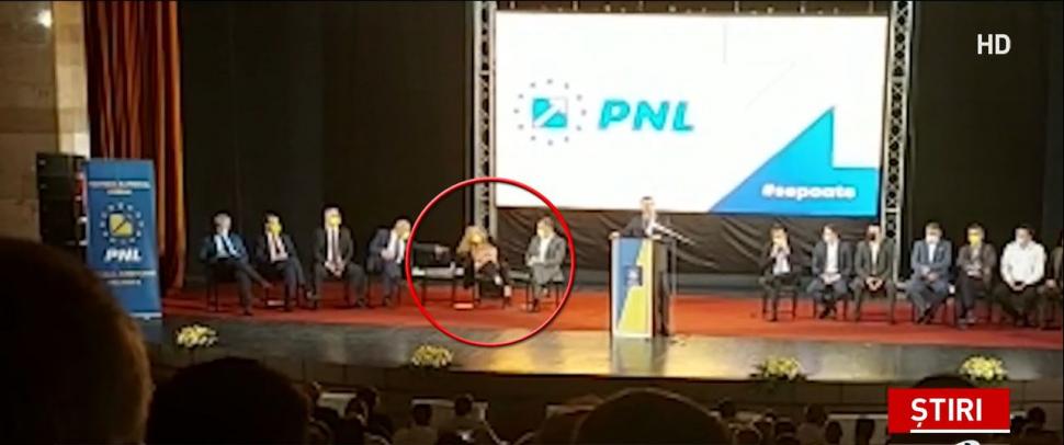 Roberta Anastase a căzut la o reuniune a PNL, după ce scaunul pe care stătea s-a rupt sub ea 717705