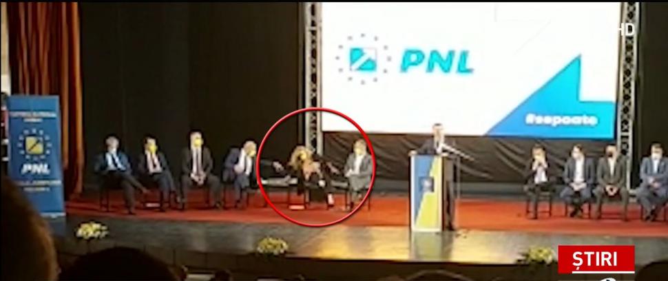 Roberta Anastase a căzut la o reuniune a PNL, după ce scaunul pe care stătea s-a rupt sub ea 717706
