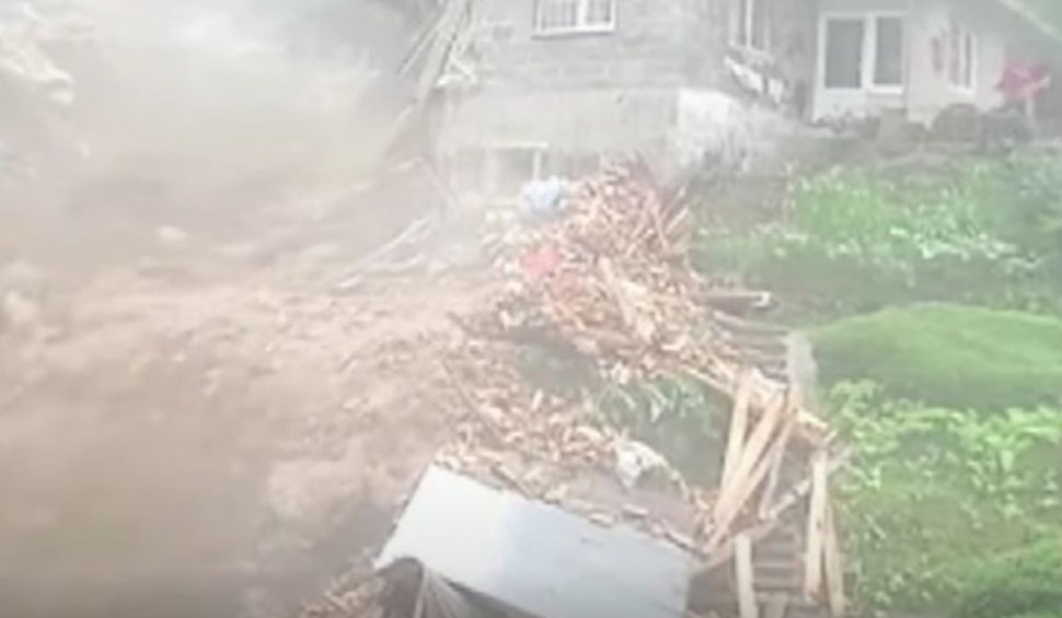 Momentul în care o casă este distrusă de viitură, în Turcia