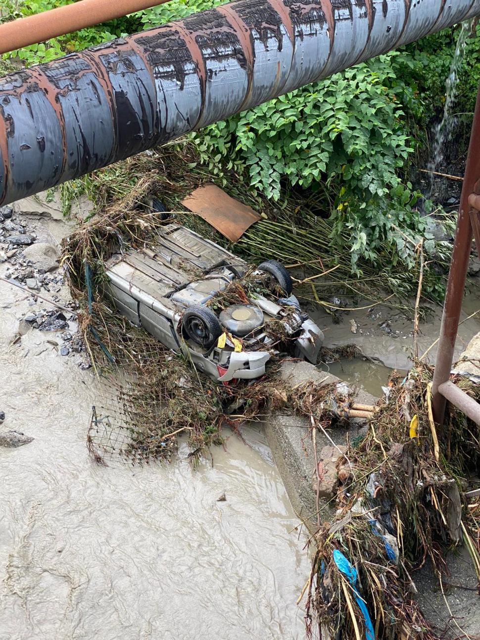 Mașină luată de viitură în Sinaia. Zeci de gospodării au fost inundate 717687