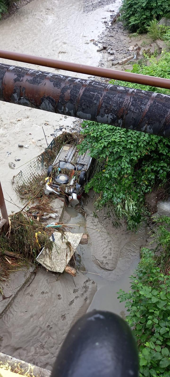 Mașină luată de viitură în Sinaia. Zeci de gospodării au fost inundate 717688