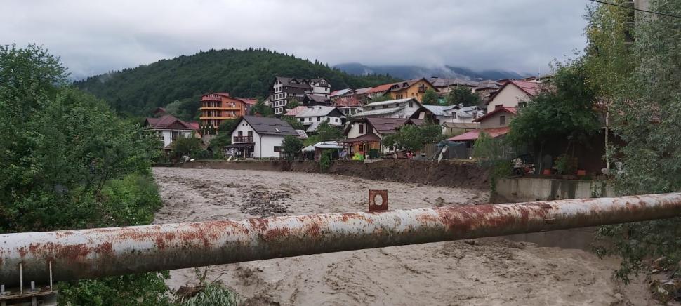 Mașină luată de viitură în Sinaia. Zeci de gospodării au fost inundate 717689