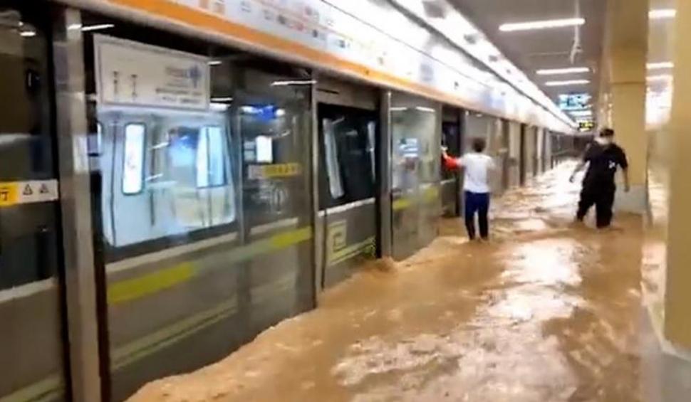  Călătorii blocați în vagoane de metrou s-au agățat de tavan pentru a scăpa cu viață, în urma inundațiilor catastrofale din China 717859