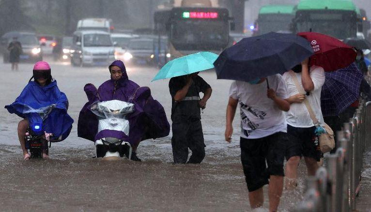  Călătorii blocați în vagoane de metrou s-au agățat de tavan pentru a scăpa cu viață, în urma inundațiilor catastrofale din China 717862