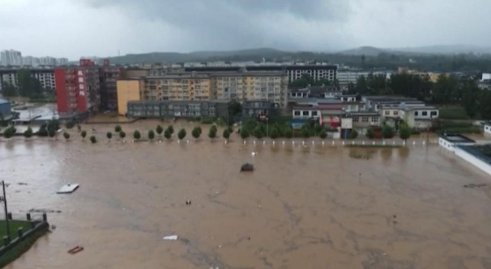  Călătorii blocați în vagoane de metrou s-au agățat de tavan pentru a scăpa cu viață, în urma inundațiilor catastrofale din China 717869