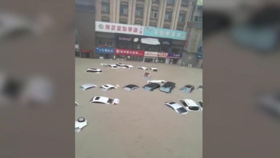  Călătorii blocați în vagoane de metrou s-au agățat de tavan pentru a scăpa cu viață, în urma inundațiilor catastrofale din China 717870