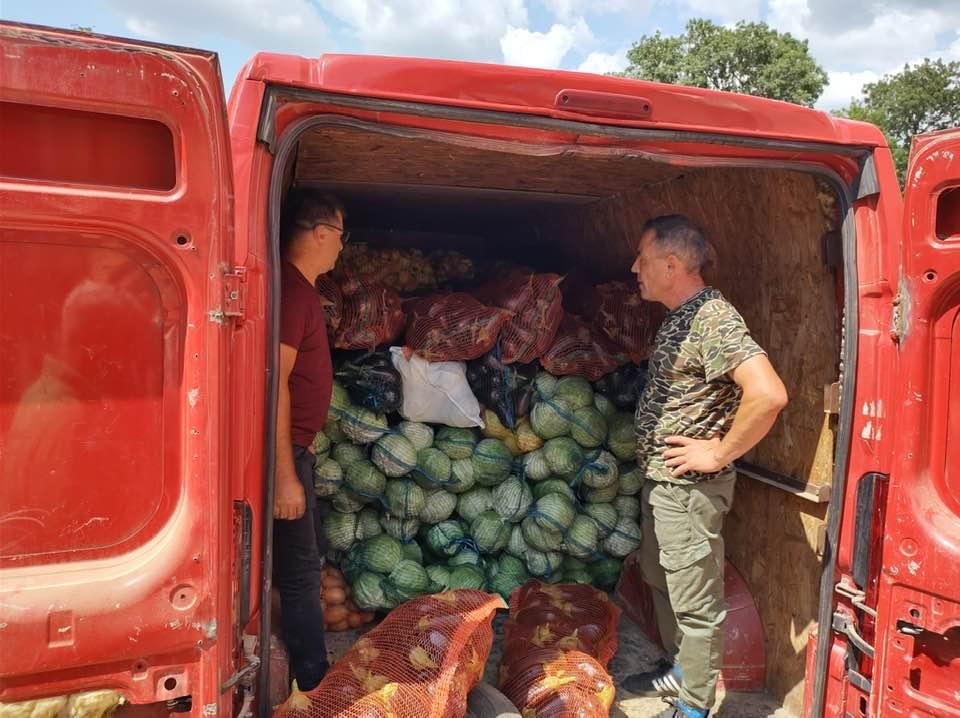 Fermierii din Olt au strâns tone de legume și au plecat spre Alba, cu ajutoare pentru sinistrați: „Dacă nu ne ajutăm noi...“ 718040