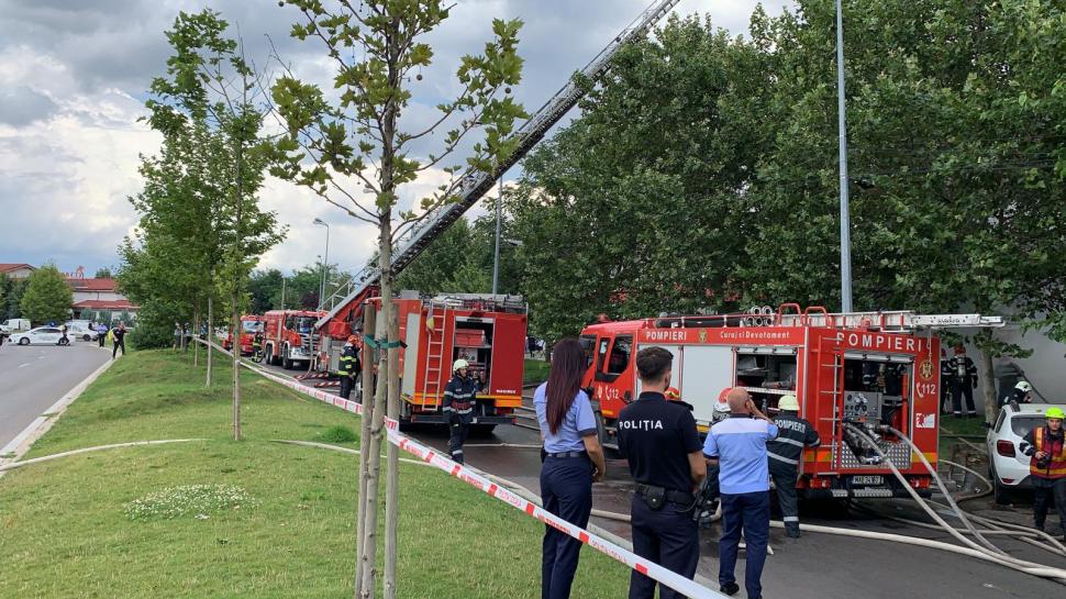Incendiu puternic la complexul din Piaţa Delfinului, în Bucureşti 717961