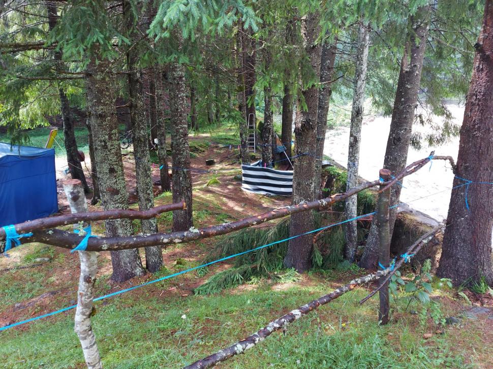 Încă o noapte cu inundaţii. Puhoaiele au luat pe sus pensiuni, maşini şi au rupt drumuri 717833