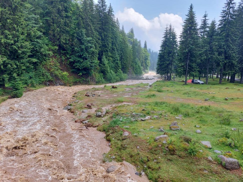 Încă o noapte cu inundaţii. Puhoaiele au luat pe sus pensiuni, maşini şi au rupt drumuri 717834