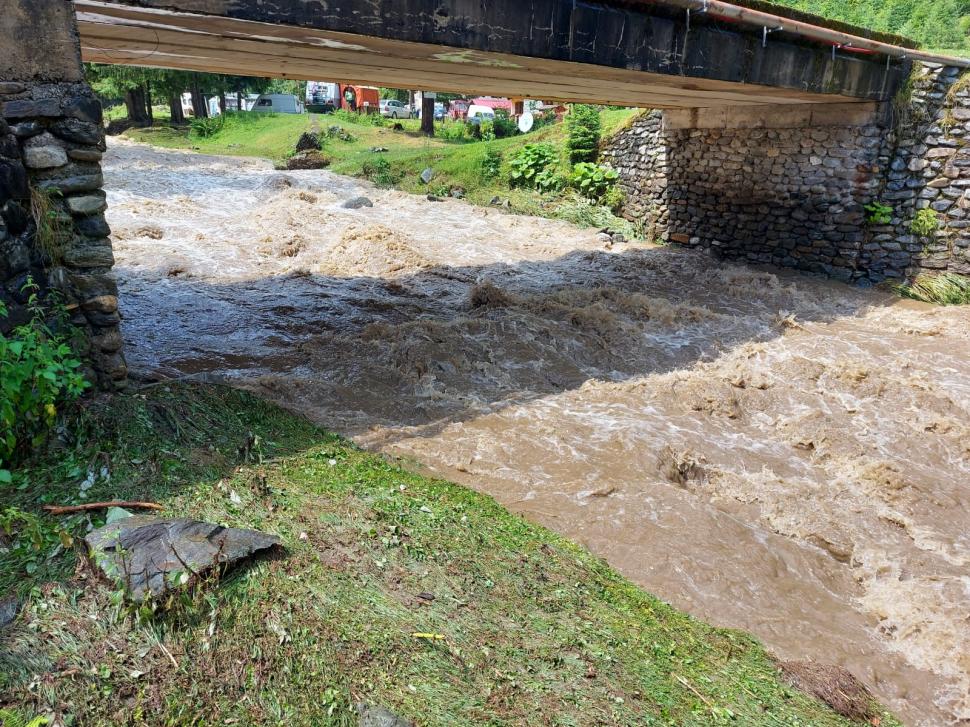 Încă o noapte cu inundaţii. Puhoaiele au luat pe sus pensiuni, maşini şi au rupt drumuri 717835