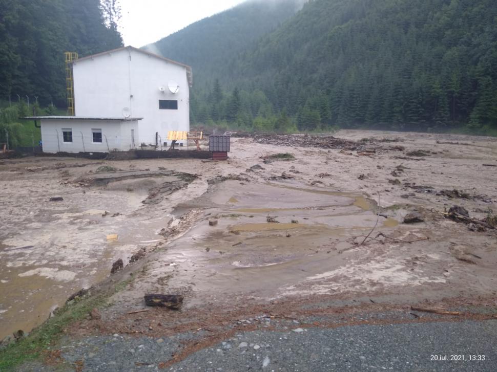 Încă o noapte cu inundaţii. Puhoaiele au luat pe sus pensiuni, maşini şi au rupt drumuri 717836