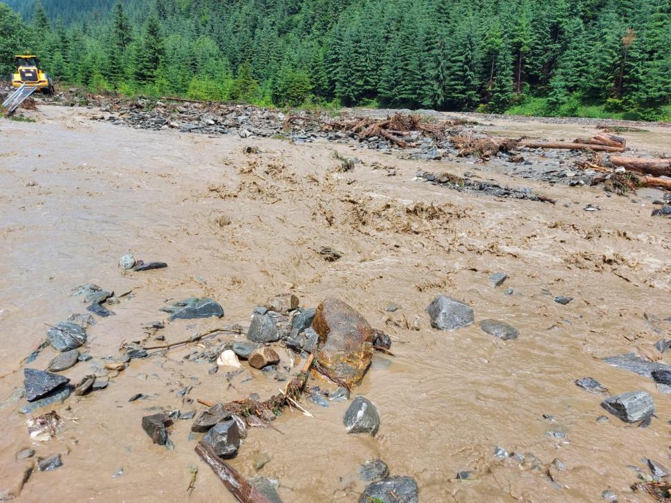 Încă o noapte cu inundaţii. Puhoaiele au luat pe sus pensiuni, maşini şi au rupt drumuri 717837