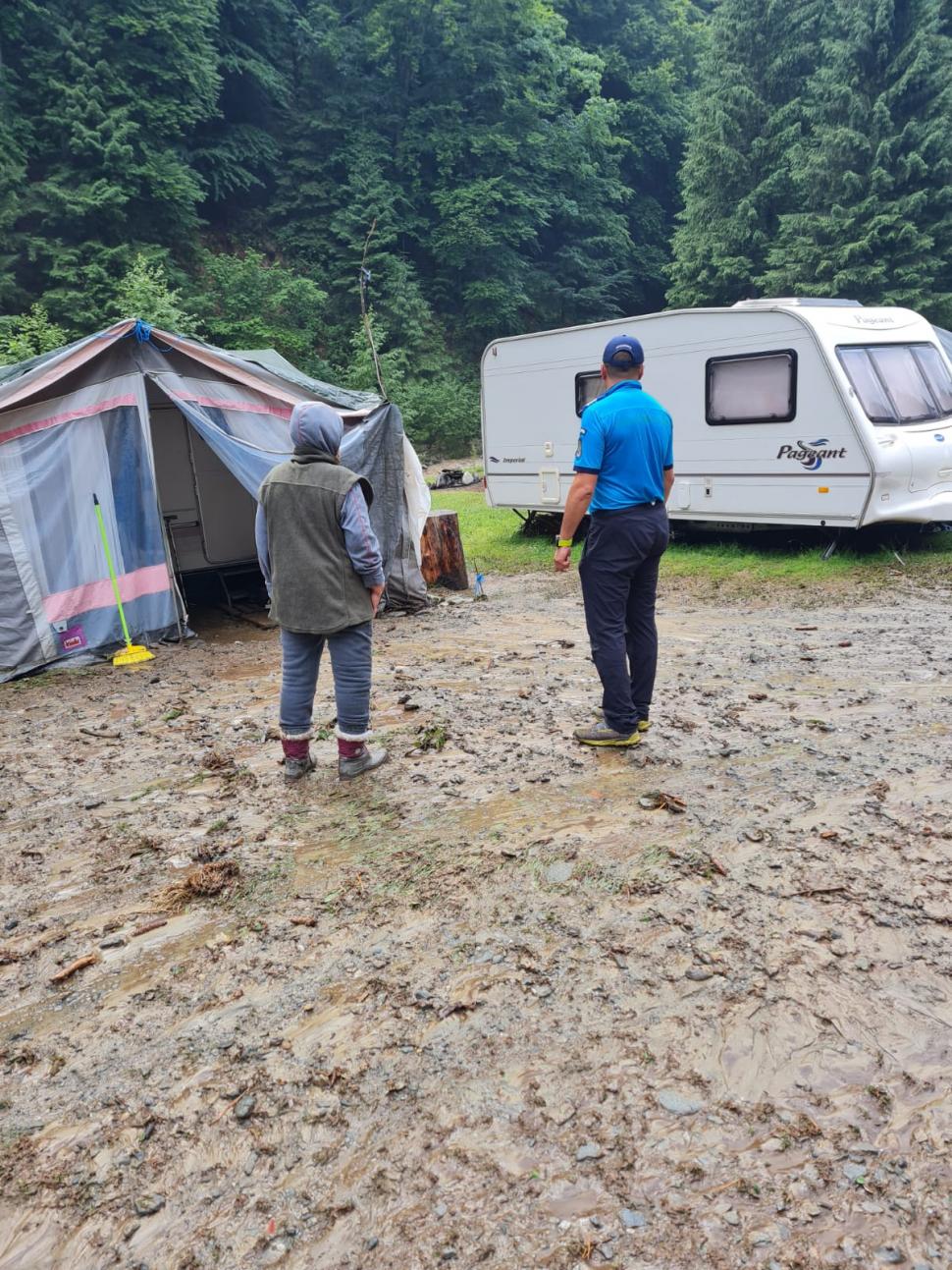 Încă o noapte cu inundaţii. Puhoaiele au luat pe sus pensiuni, maşini şi au rupt drumuri 717838