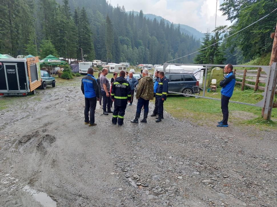 Încă o noapte cu inundaţii. Puhoaiele au luat pe sus pensiuni, maşini şi au rupt drumuri 717839