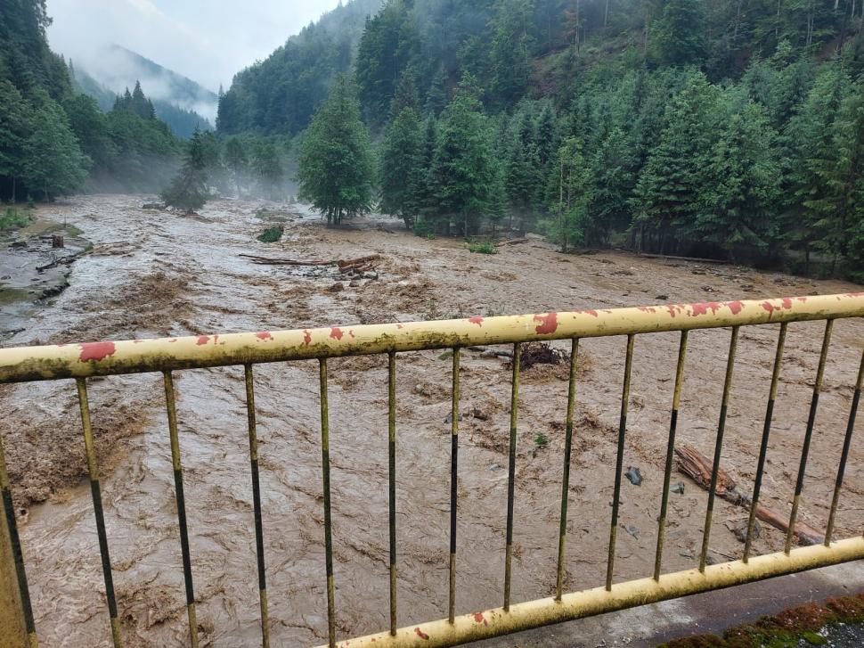 Încă o noapte cu inundaţii. Puhoaiele au luat pe sus pensiuni, maşini şi au rupt drumuri 717840