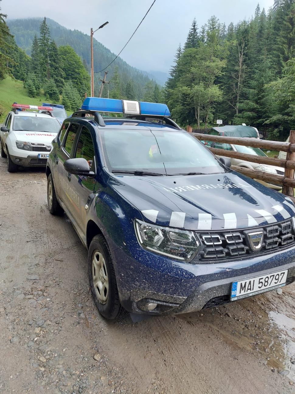 Încă o noapte cu inundaţii. Puhoaiele au luat pe sus pensiuni, maşini şi au rupt drumuri 717841