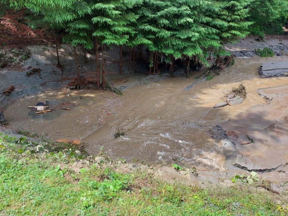 Încă o noapte cu inundaţii. Puhoaiele au luat pe sus pensiuni, maşini şi au rupt drumuri 717842