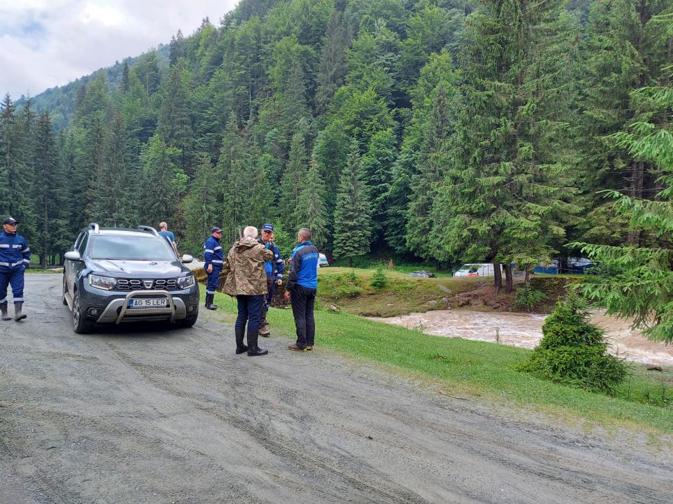 Încă o noapte cu inundaţii. Puhoaiele au luat pe sus pensiuni, maşini şi au rupt drumuri 717845