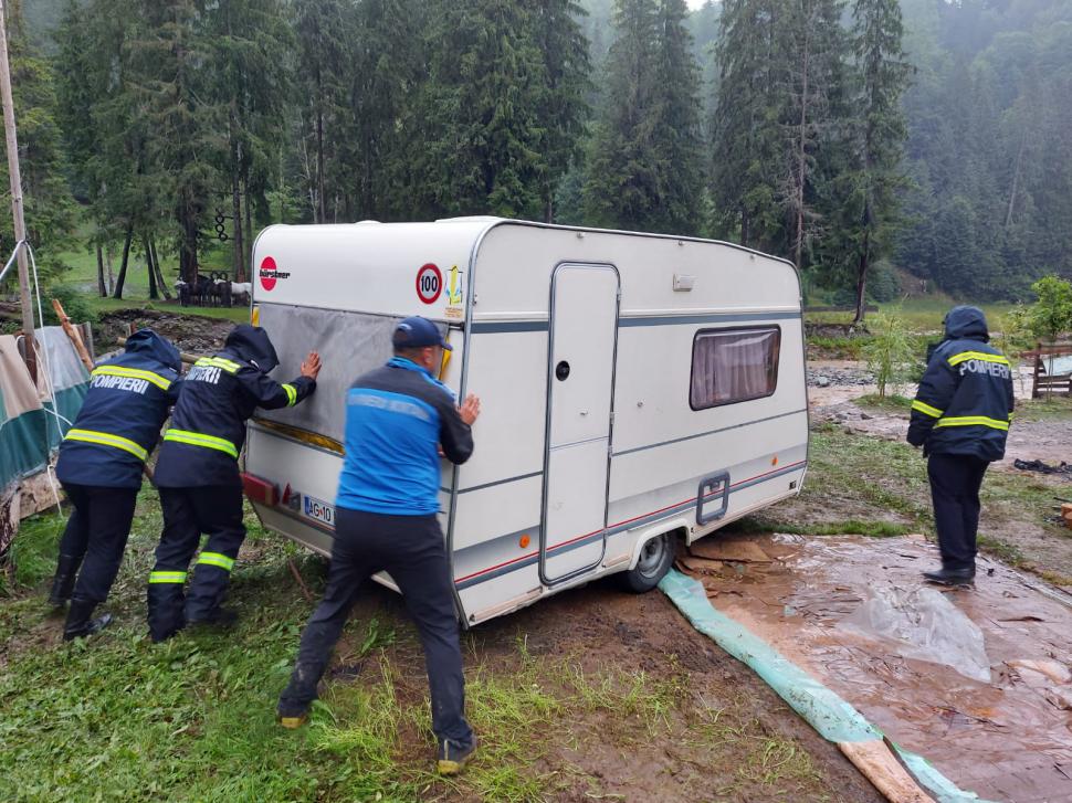 Încă o noapte cu inundaţii. Puhoaiele au luat pe sus pensiuni, maşini şi au rupt drumuri 717846