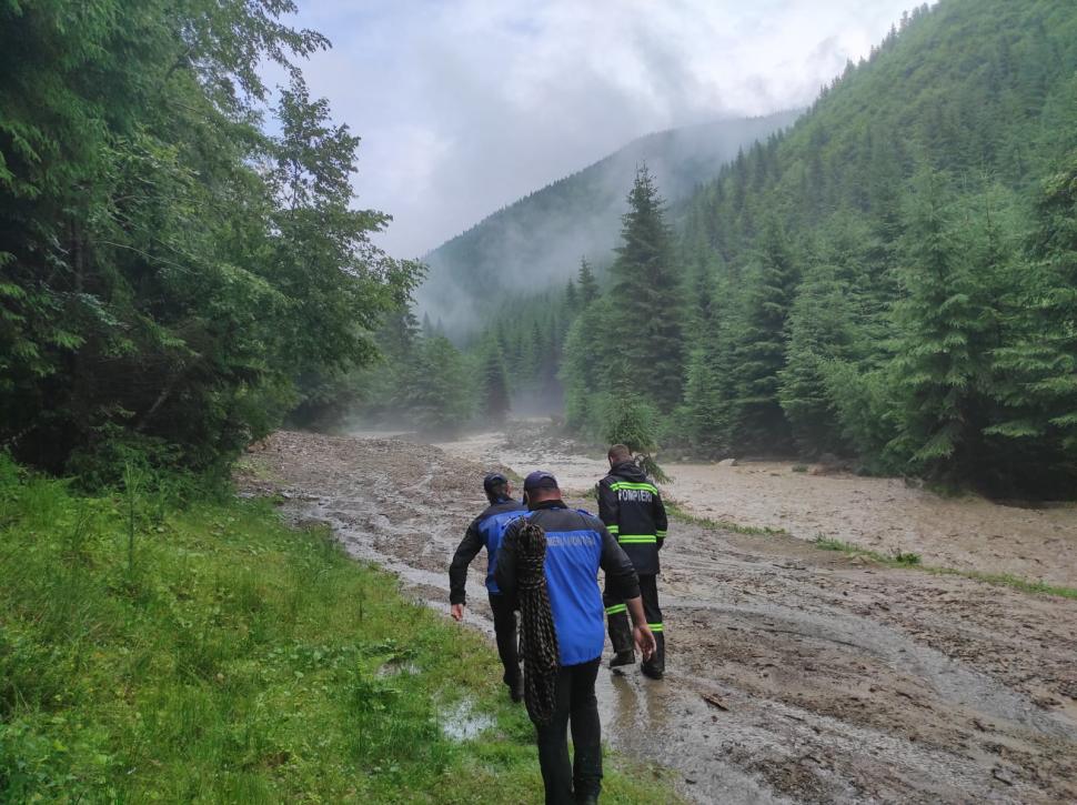 Încă o noapte cu inundaţii. Puhoaiele au luat pe sus pensiuni, maşini şi au rupt drumuri 717847