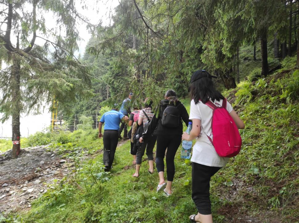 Încă o noapte cu inundaţii. Puhoaiele au luat pe sus pensiuni, maşini şi au rupt drumuri 717848