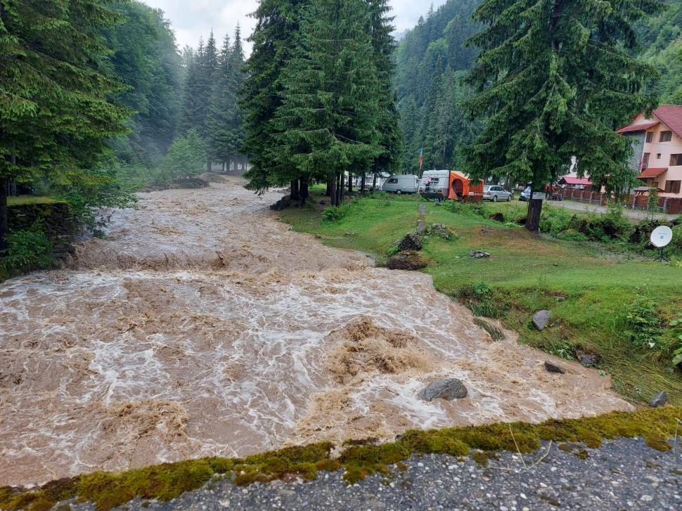 Încă o noapte cu inundaţii. Puhoaiele au luat pe sus pensiuni, maşini şi au rupt drumuri 717849