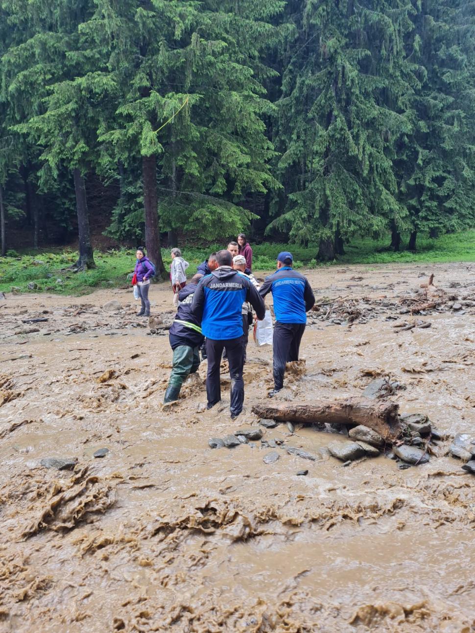 Încă o noapte cu inundaţii. Puhoaiele au luat pe sus pensiuni, maşini şi au rupt drumuri 717850