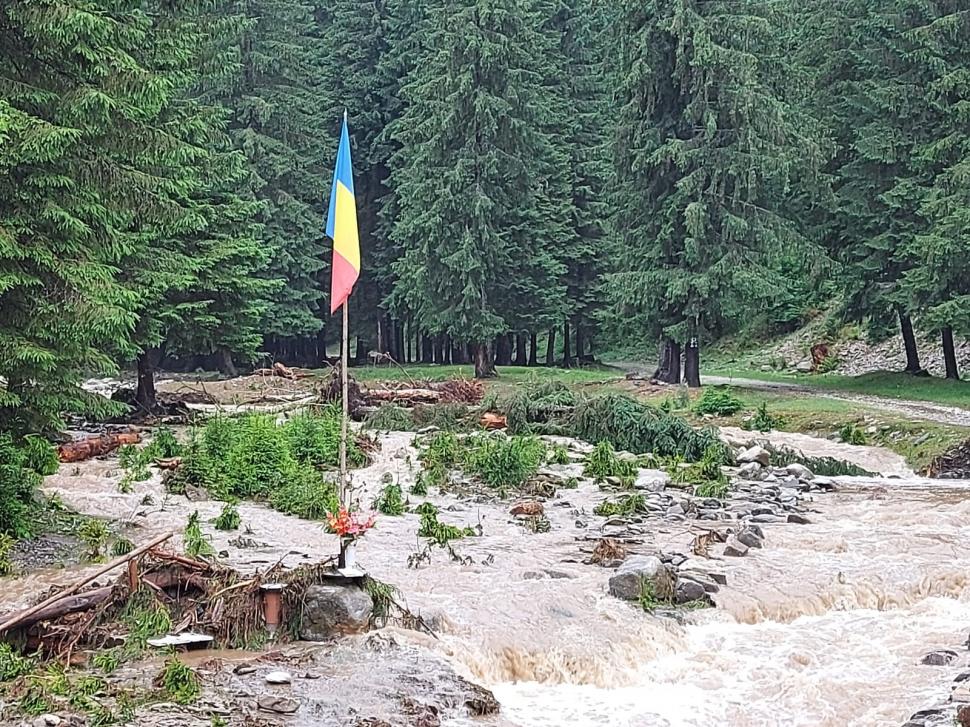 Încă o noapte cu inundaţii. Puhoaiele au luat pe sus pensiuni, maşini şi au rupt drumuri 717851