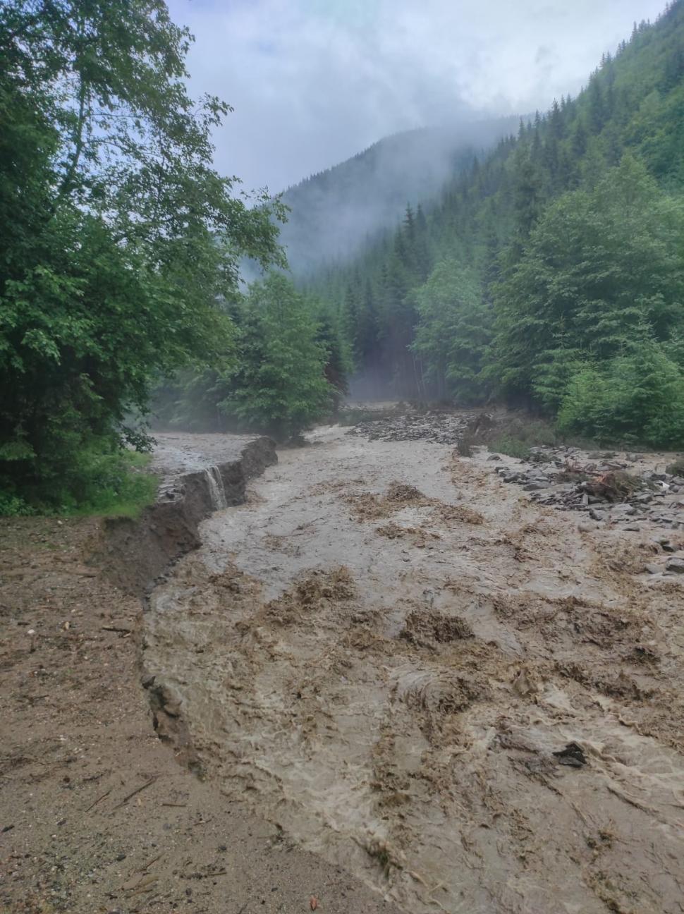 Încă o noapte cu inundaţii. Puhoaiele au luat pe sus pensiuni, maşini şi au rupt drumuri 717852