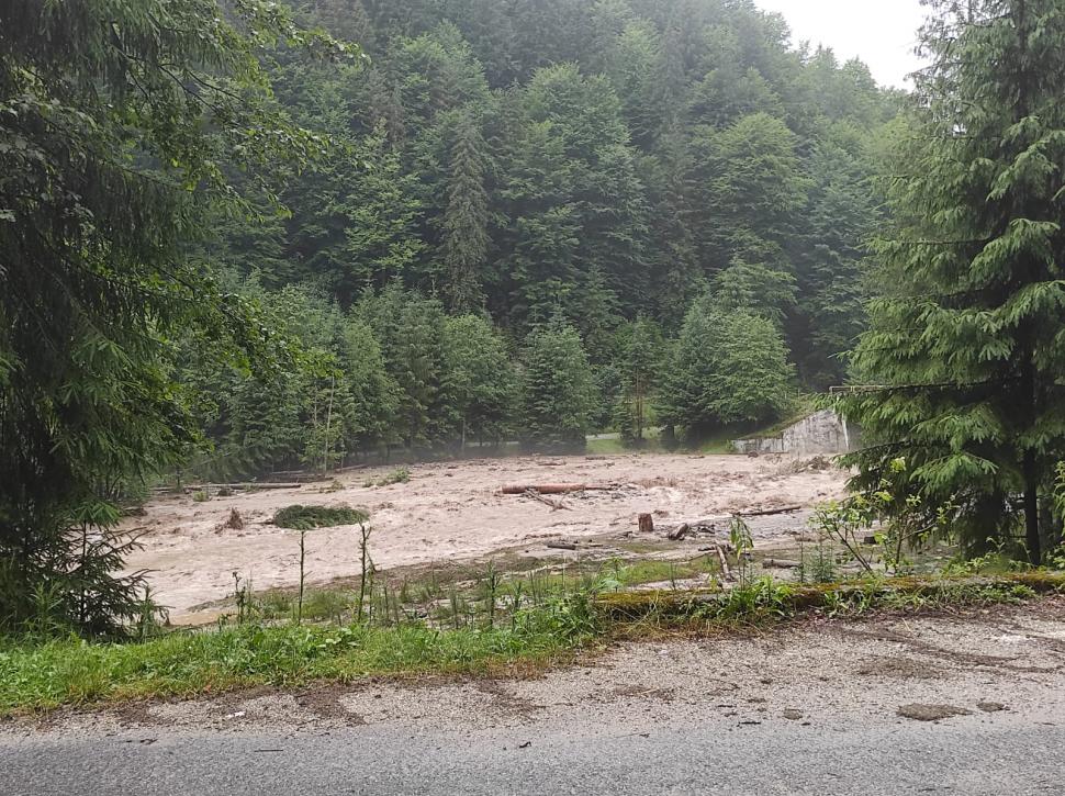 Încă o noapte cu inundaţii. Puhoaiele au luat pe sus pensiuni, maşini şi au rupt drumuri 717854