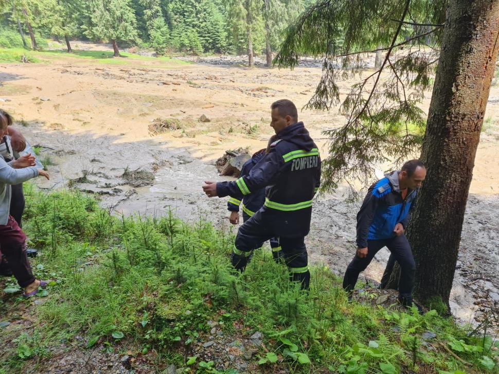 Încă o noapte cu inundaţii. Puhoaiele au luat pe sus pensiuni, maşini şi au rupt drumuri 717855