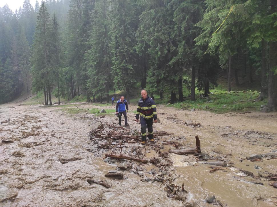 Încă o noapte cu inundaţii. Puhoaiele au luat pe sus pensiuni, maşini şi au rupt drumuri 717856