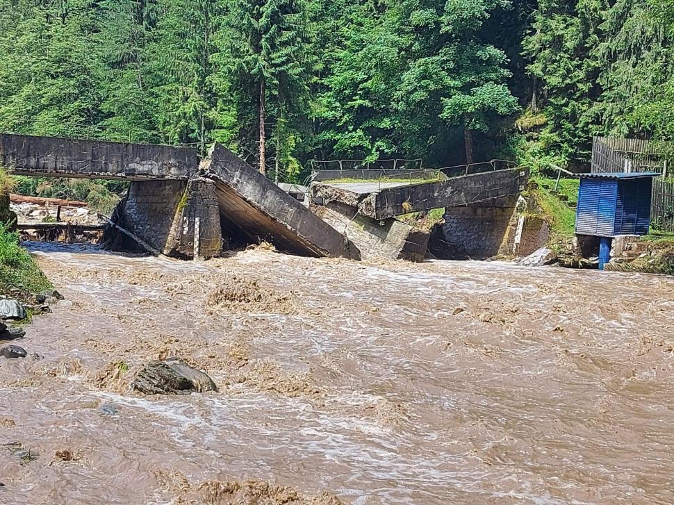 Încă o noapte cu inundaţii. Puhoaiele au luat pe sus pensiuni, maşini şi au rupt drumuri 717857