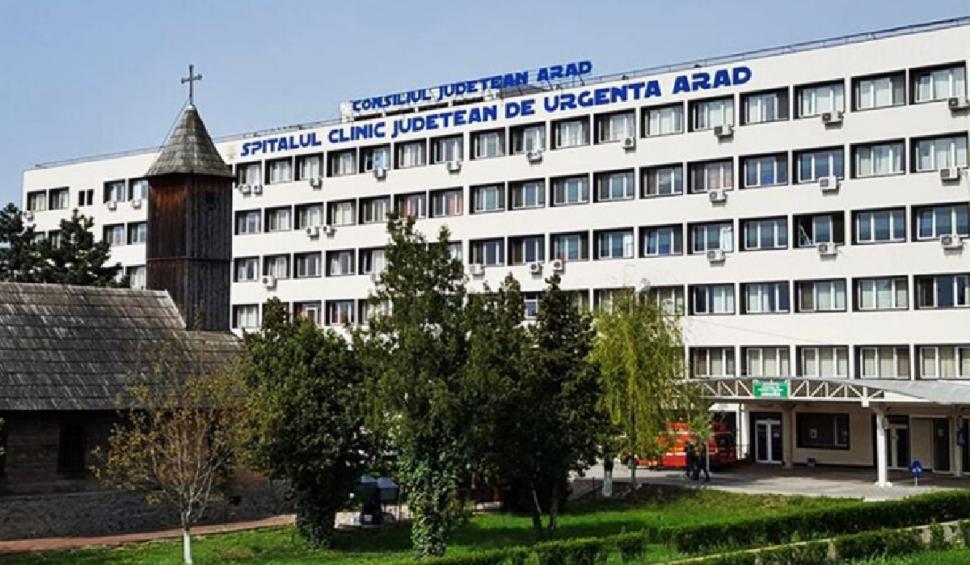 Un tânăr de 20 de ani afectat psihic a sărit de la etajul doi al Spitalului Judeţean din Arad, după care s-a refugiat într-un copac