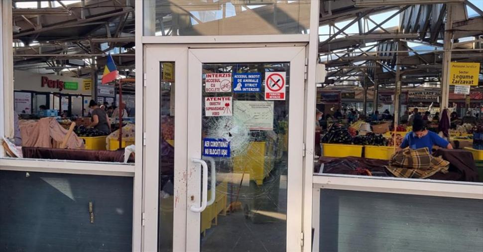 Van Damme din Câmpina lovește din nou. După ce a fost arestat în trecut pentru viol, acum sparge geamurile de la un centru comercial 718060