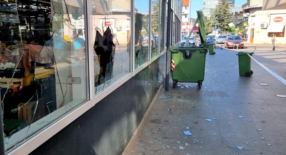 Van Damme din Câmpina lovește din nou. După ce a fost arestat în trecut pentru viol, acum sparge geamurile de la un centru comercial 718061