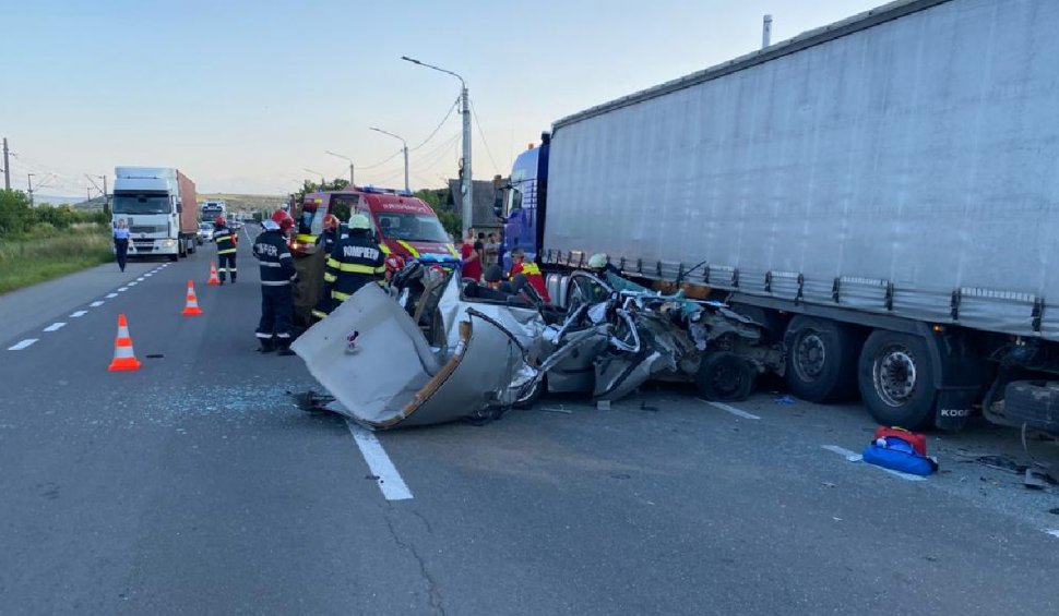 O femeie a murit după ce autoturismul pe care îl conducea s-a izbit violent de un TIR, la Jucu în Cluj