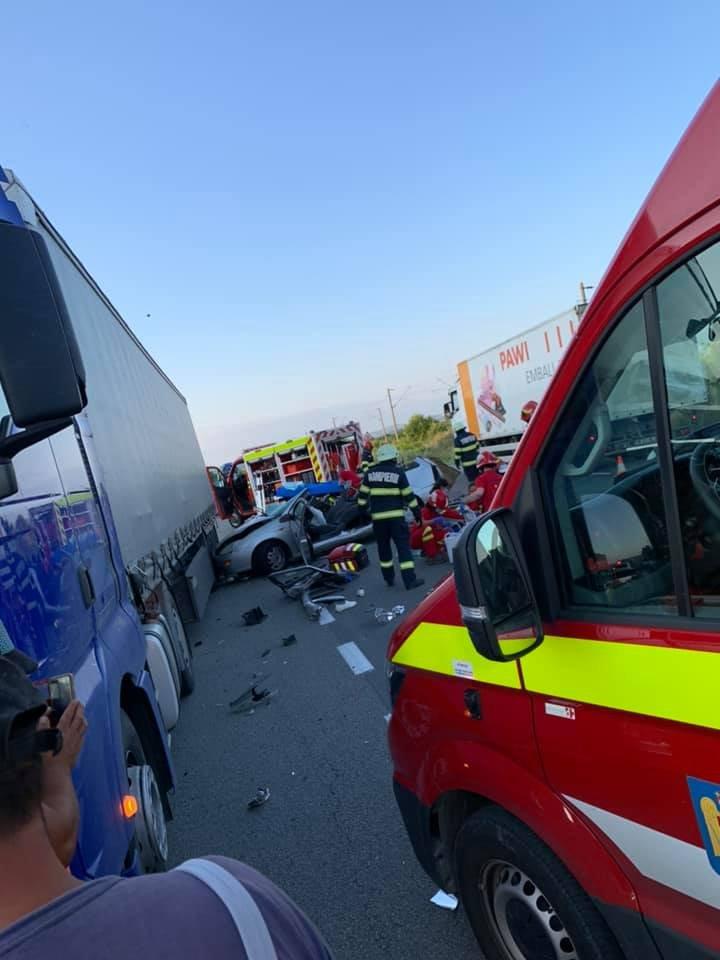 O femeie a murit după ce autoturismul pe care îl conducea s-a izbit violent de un TIR, la Jucu în Cluj 718241