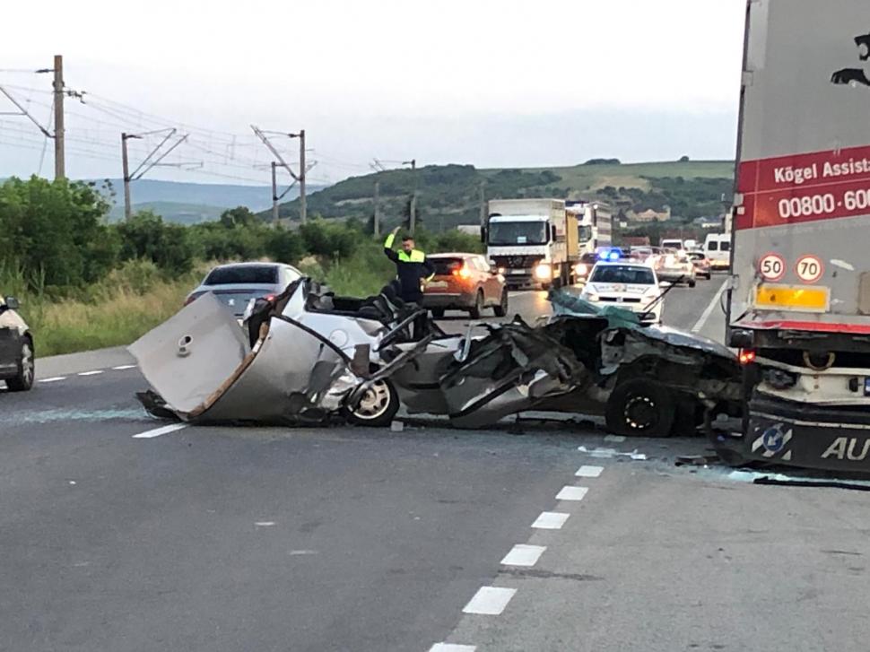 O femeie a murit după ce autoturismul pe care îl conducea s-a izbit violent de un TIR, la Jucu în Cluj 718242