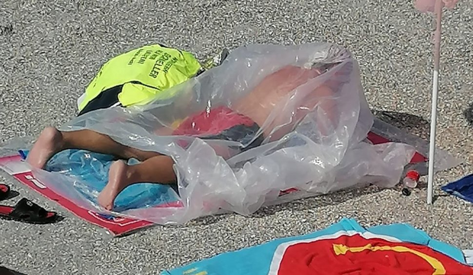 Un bărbat a făcut plajă într-un sac de celofan, în Eforie Nord, iar explicaţia i-a făcut pe turişti să îl felicite