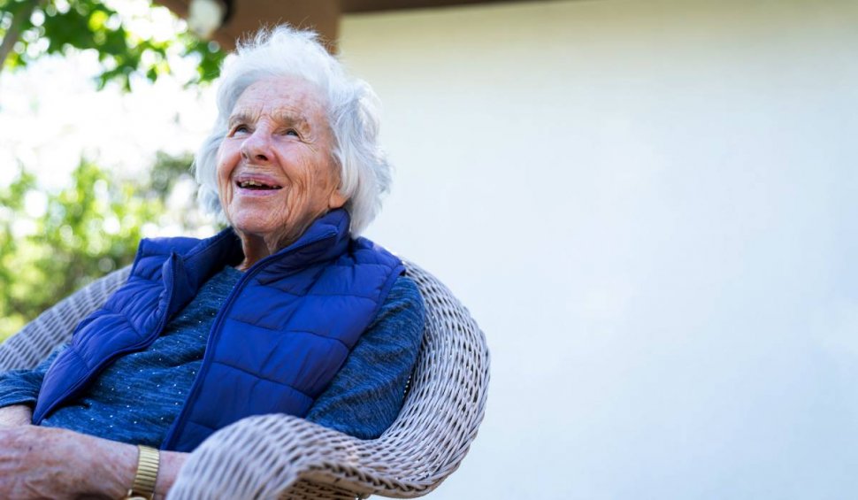 Bătrână de 93 de ani, jefuită de doi medici falși, în București