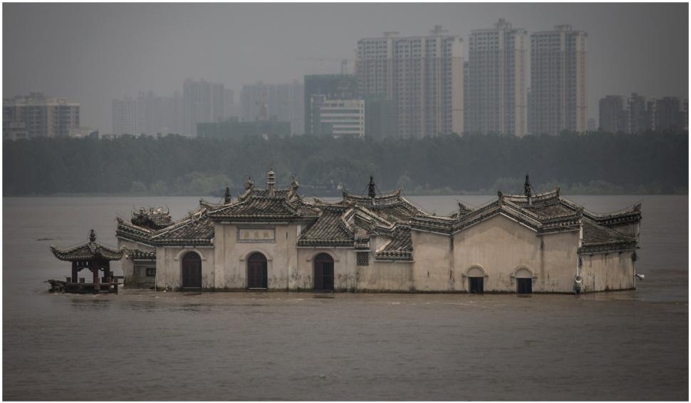 Nou bilanț al inundațiilor din China: 33 de morţi şi 8 dipăruţi 718128