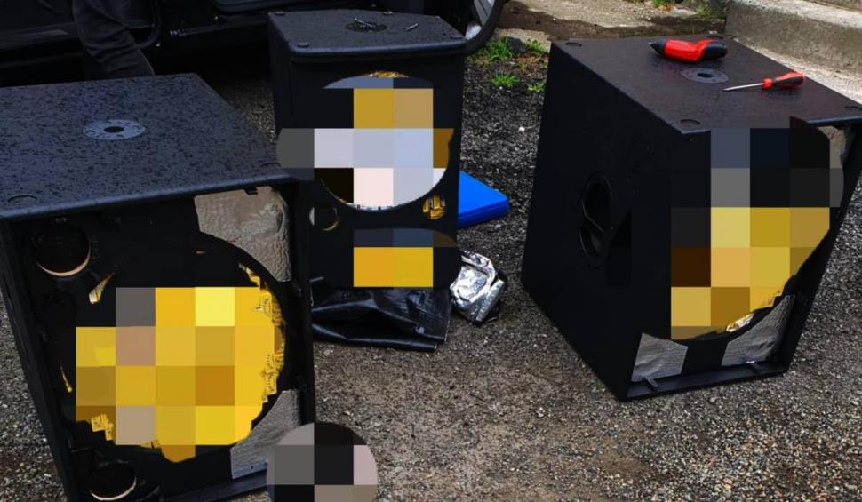 Contrabandă cu țigări ascunse în boxe. Peste 5.200 de pachete, confiscate, în Maramureș 718227