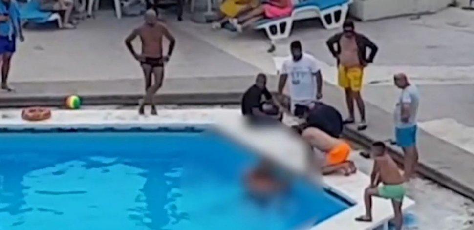Imagini dramatice cu fetiţa de cinci ani care şi-a prins mâna în scurgerea unei piscine de la Mamaia