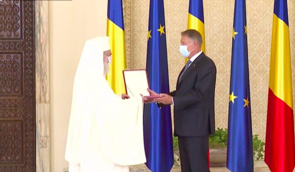 Patriarhul Daniel, decorat de Klaus Iohannis cu Ordinul Naţional "Steaua României" în grad de Colan, în ziua în care a împlinit 70 de ani