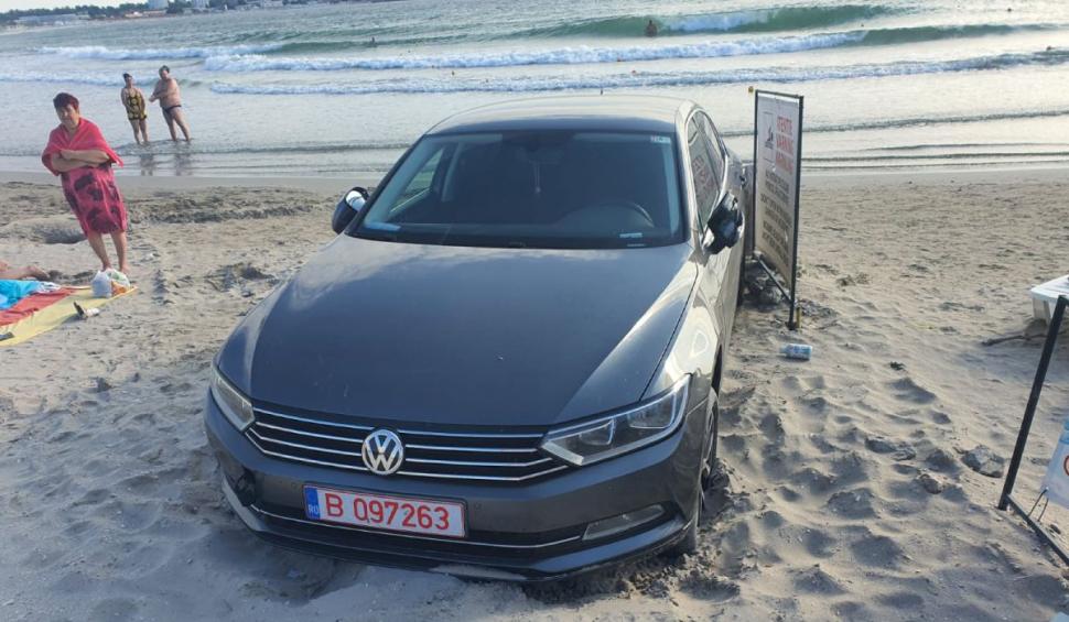 Un turist şi-a parcat maşina pe plaja din Saturn, printre şezlonguri, iar salvamarii au sunat la Poliţie 718079